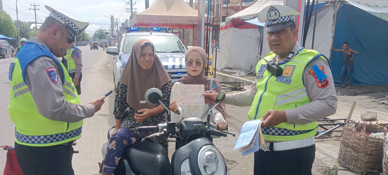 Satuan Lalu Lintas Polres Labuhanbatu melaksanakan penindakan pelanggaran lalu lintas dengan metode teguran tertulis (Fajar/ Sumut Pos)