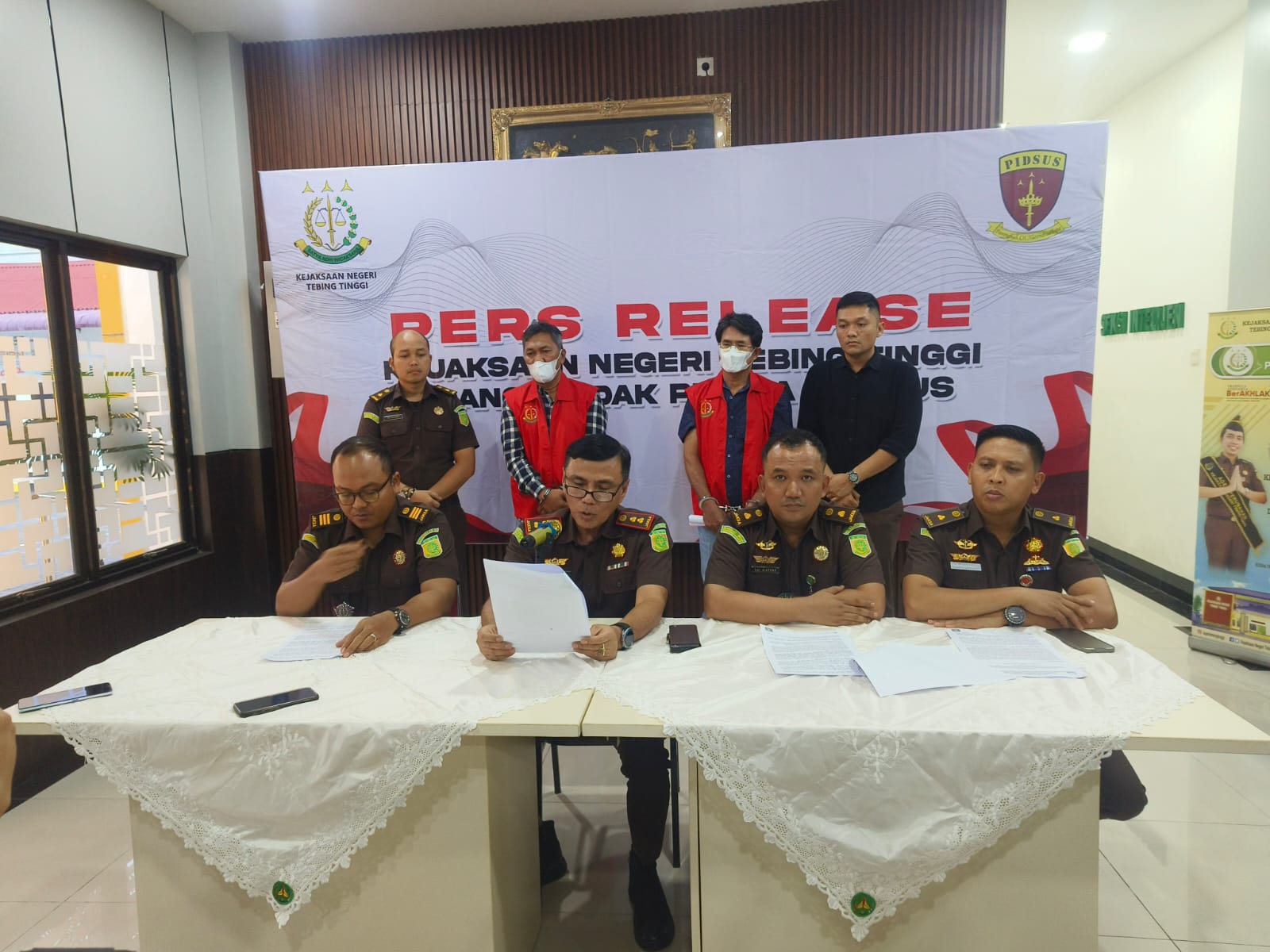 Kejaksaan Negeri Tebingtinggi memaparkan  penetapan tersangka dalam kasus dugaan tindak pidana korupsi proyek fiktif di BPBD Tebingtinggi. (AZAN PURBA/SUMUT POS)