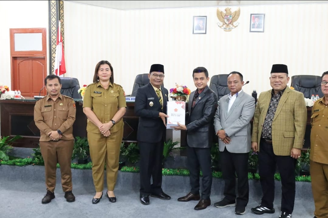 Wakil Bupati Nias Barat menyampaikan nota keuangan 2026 pada rapat paripurna DPRD. (Oloheta Gulo/ Sumut Pos)
