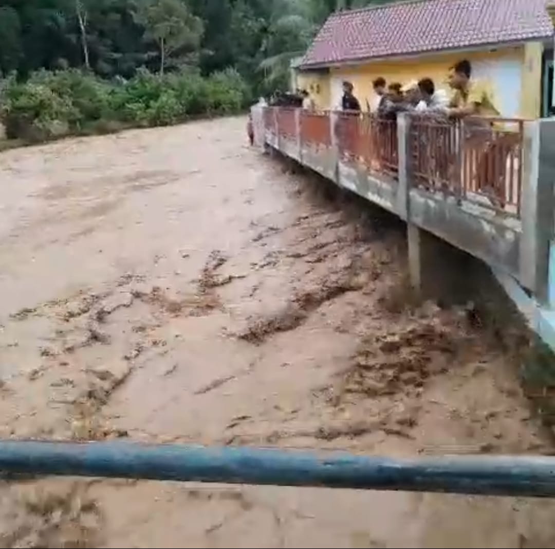 Luapan air sungai membuat di Lingkungan Es Deli, Kelurahan Ujung Padang, Kota Padangsidimpuan, banjir. (Subanta Rampang Ayu/Sumut Pos)