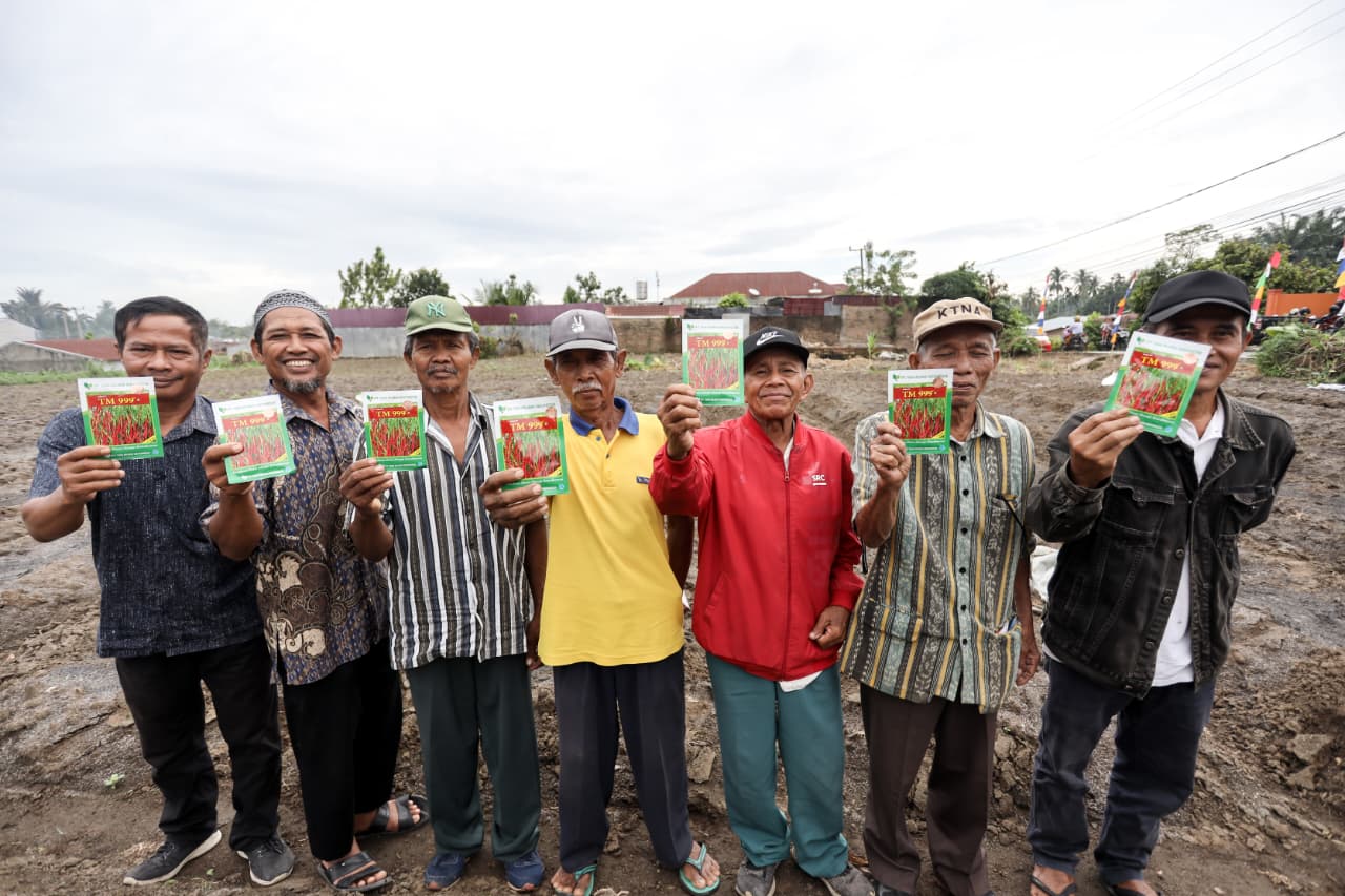Para petani menunjukkan bantuan  bibit cabai dari Pemko Siantar. (Pra Evasi/Sumut Pos)