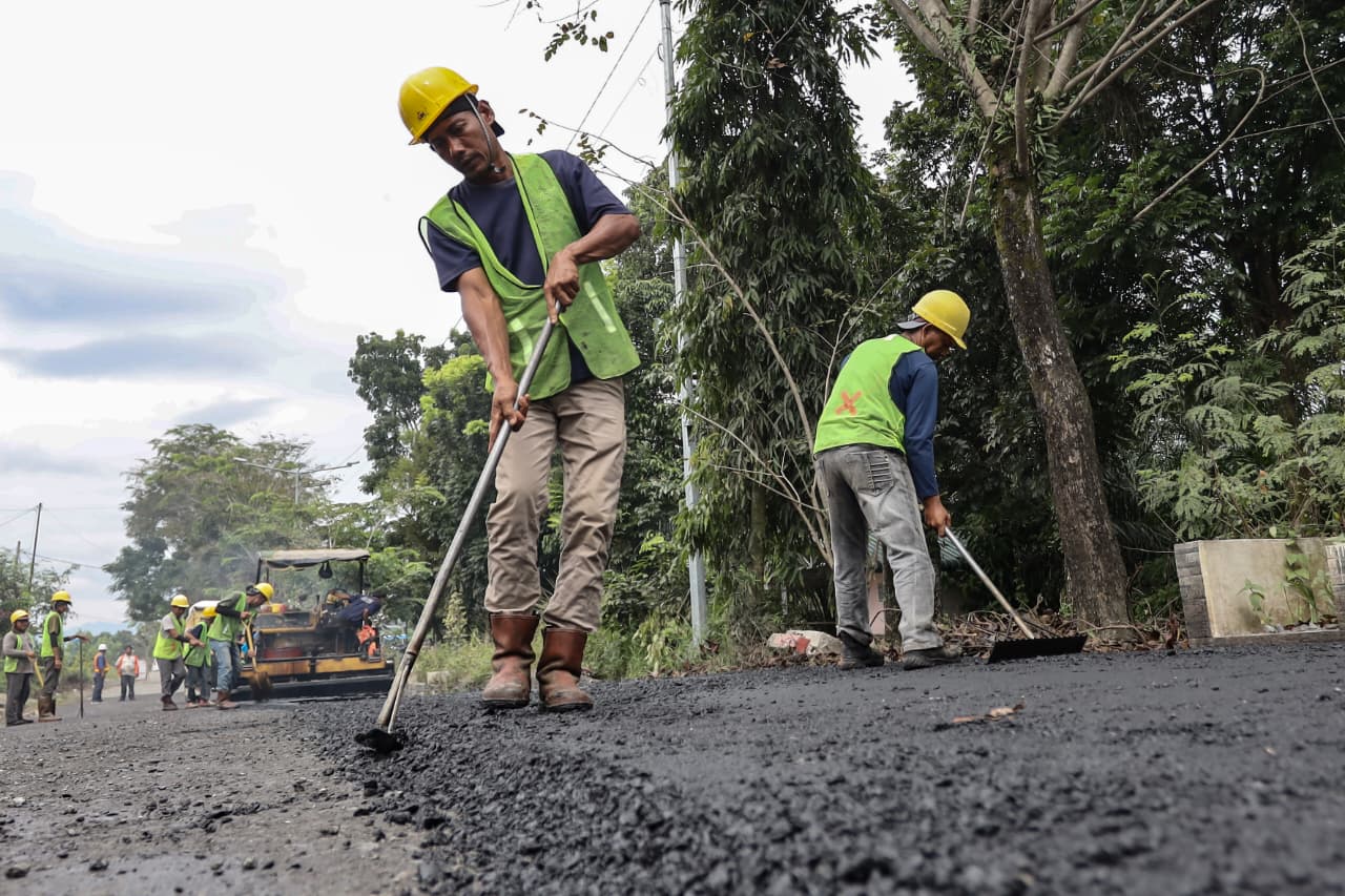 Kondisi proses pembangunan  jalan di Kelurahan Tanjung Pinggir. (Pra Evasi/Sumut Pos)