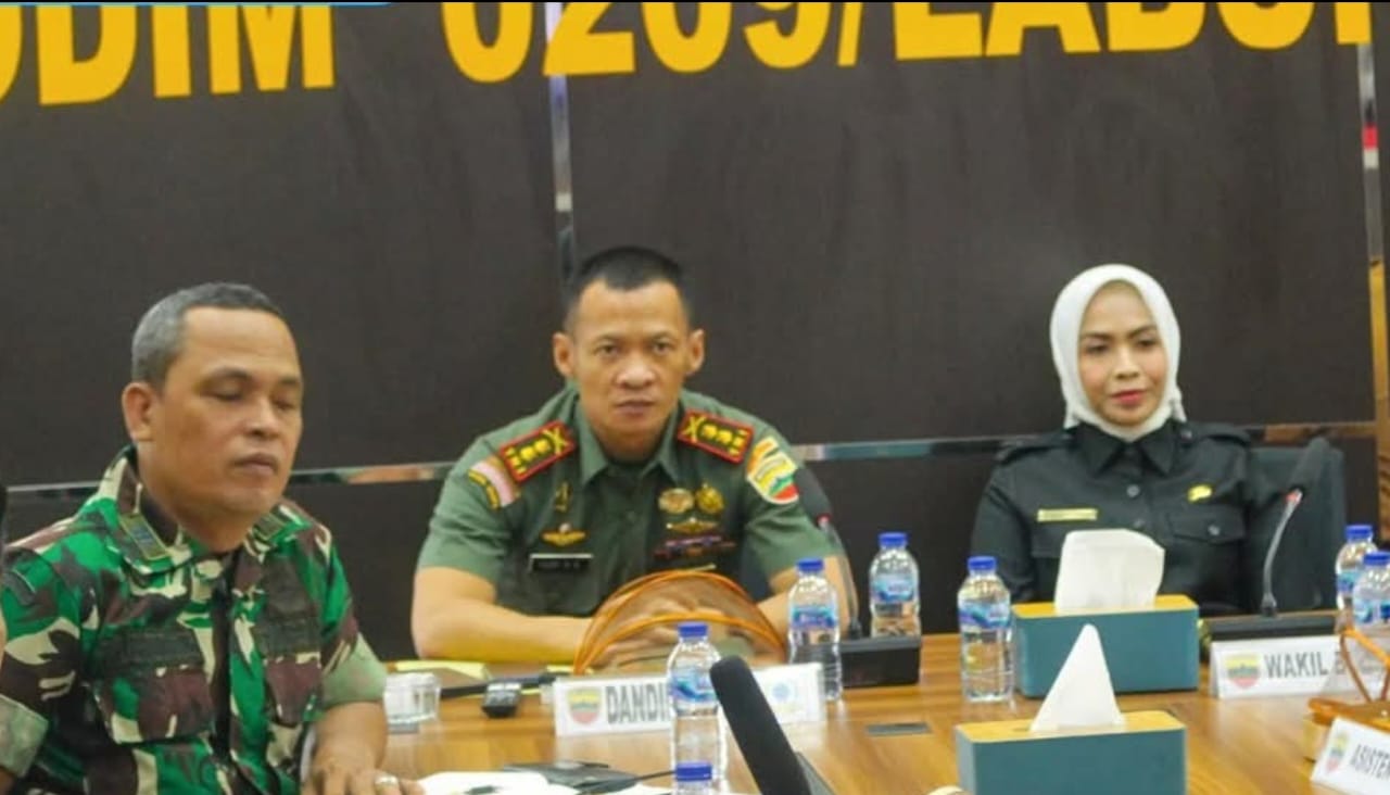 Bupati Labuhanbatu mengikuti Zoom Meeting bersama Presiden Republik Indonesia dalam rangka pembahasan dan penguatan Program Koperasi Desa (Kopdes) Merah Putih. (Fajar/Sumut Pos)