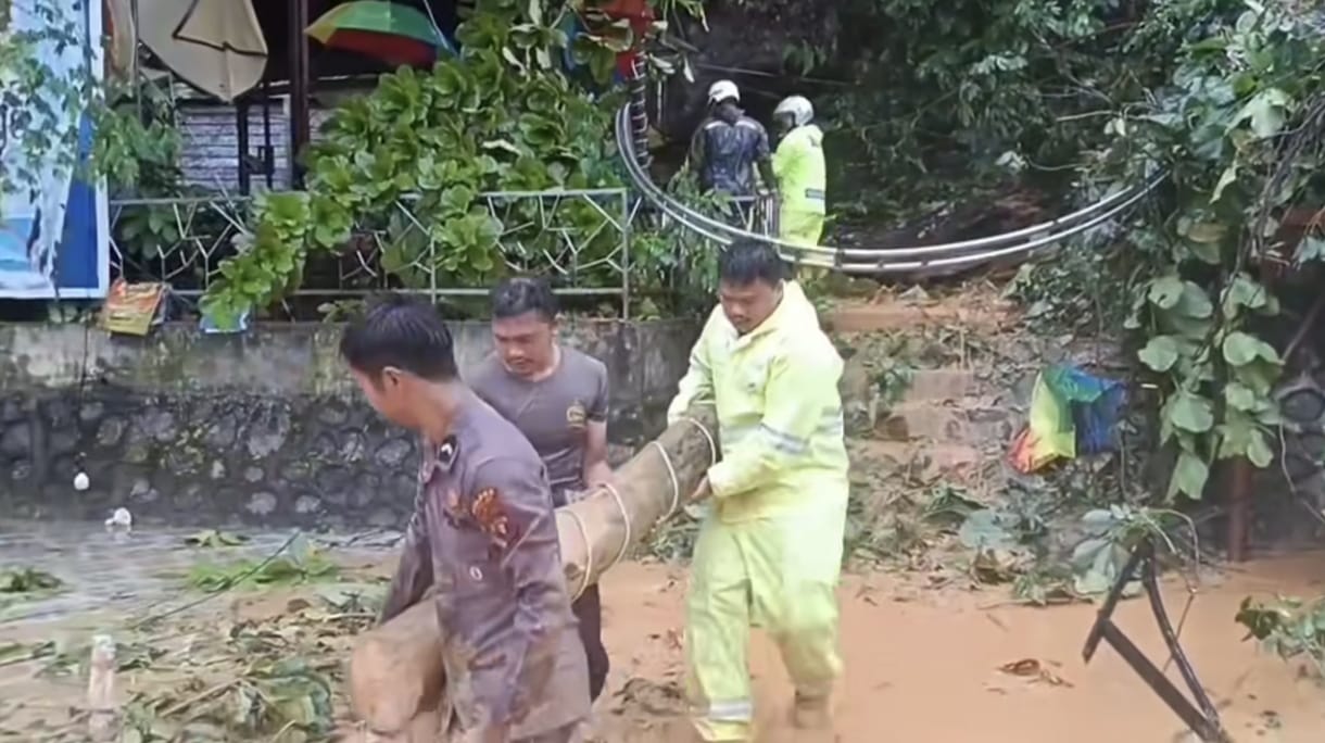 EVAKUASI: Personel Polda Sumut ikut membantu evakuasi bencana banjir dan longsosr di Sumut. (Dok: Polda Sumut)