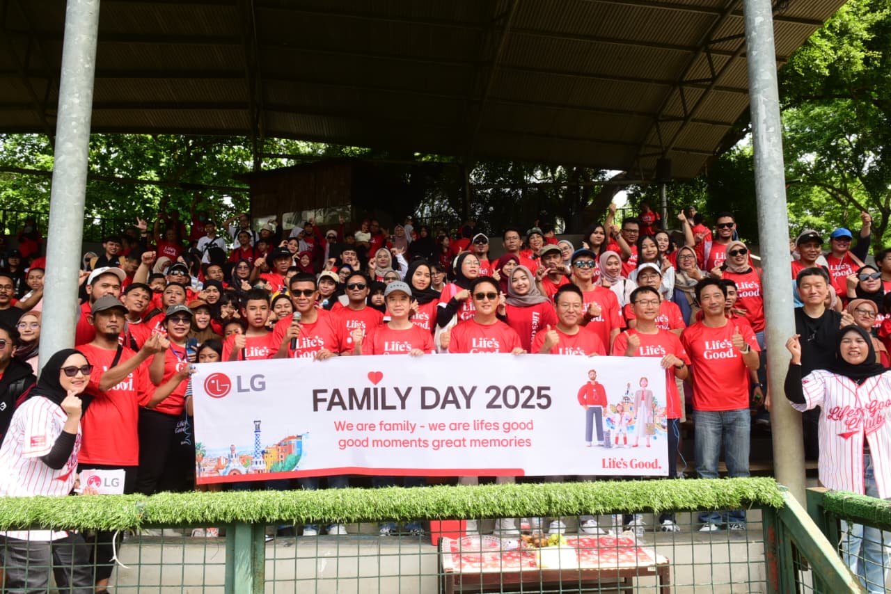 LG: Karyawan LG Indonesia berfoto bersama saat merayakan 35 tahun LG di Indonesia. (Dok: LG)