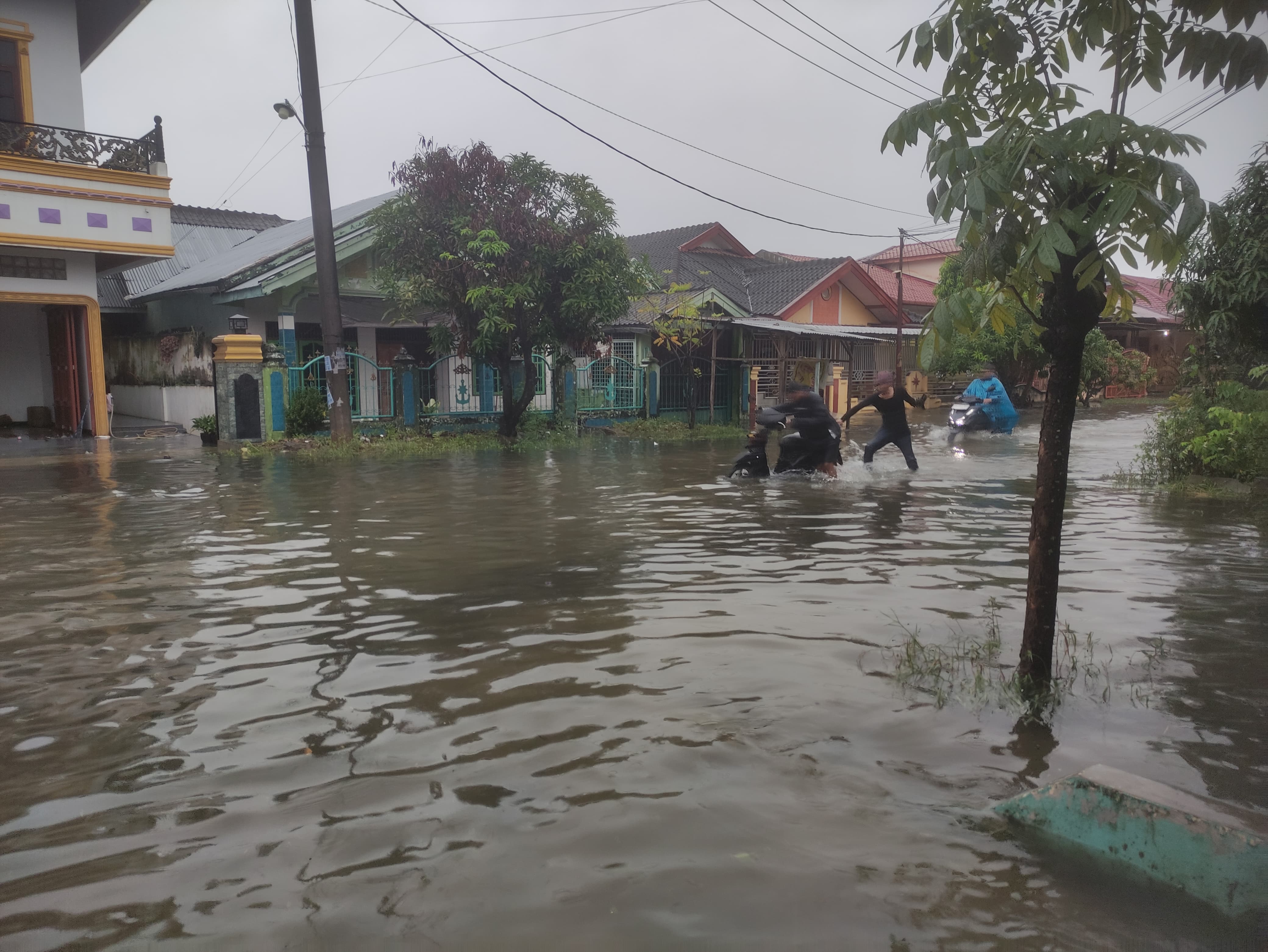 MARTUBUNG: Banjir menggenangi wilayah Komplek Griya Martubung, Kelurahan Besar, Kecamatan Medan Labuhan, Rabu (26/11/2025). (Dok: instagram)