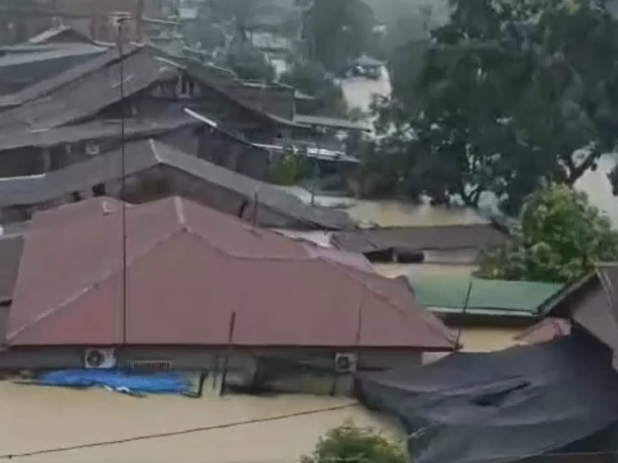 Rumah terendam di Besitang dan mengakibatkan Jalinsum Medan-Aceh lumpuh total. (Istimewa/Sumut Pos)