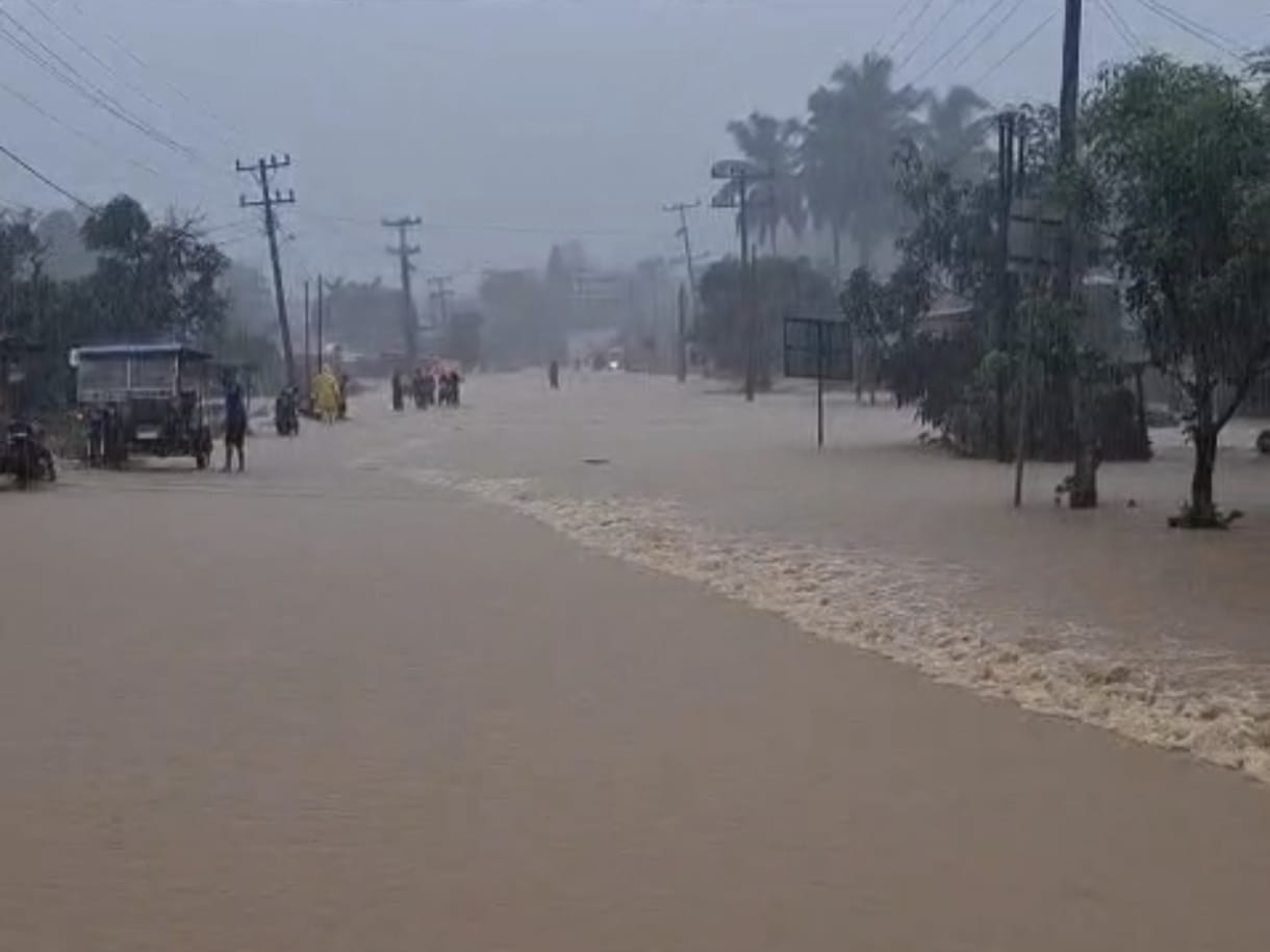 Jalinsum Medan-Aceh di Kelurahan Tangkahan Durian, Brandanbarat terendam banjir akibat Sungai Tualang meluap. (Teddy Akbari/Sumut Pos)