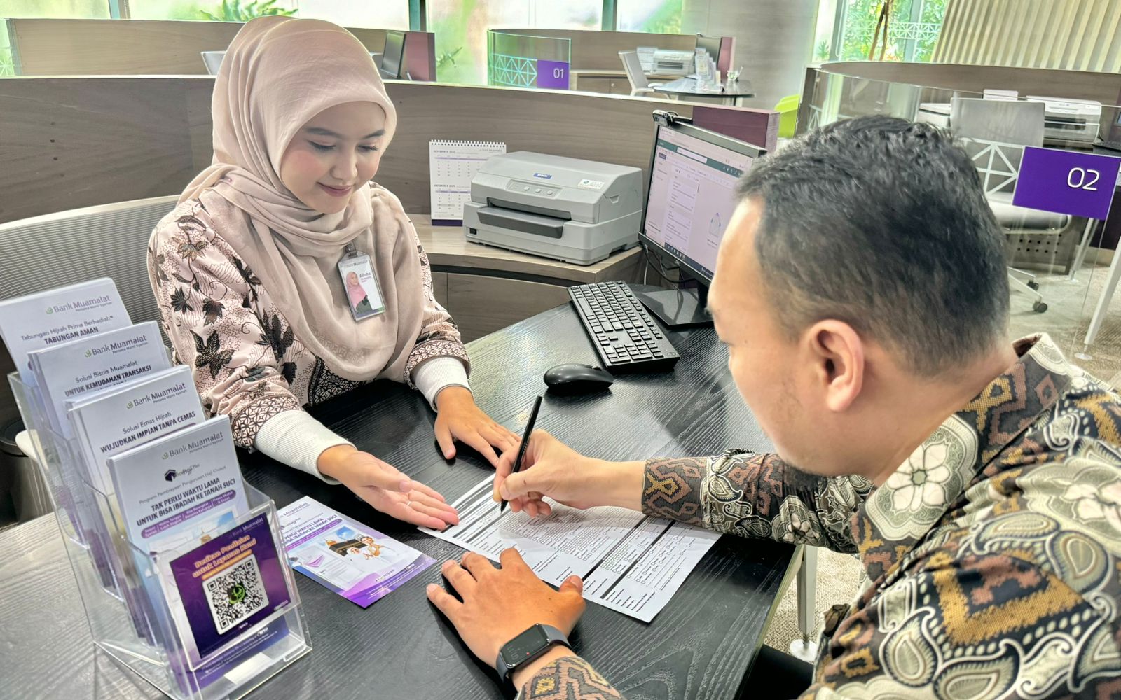 FORMULIR: Nasabah mengisi formulir pengajuan pembiayaan haji khusus (ProHajj Plus) di Kantor Cabang Muamalat Tower, Jakarta, Selasa (25/11/2025). (Dok: Bank Muamalat)