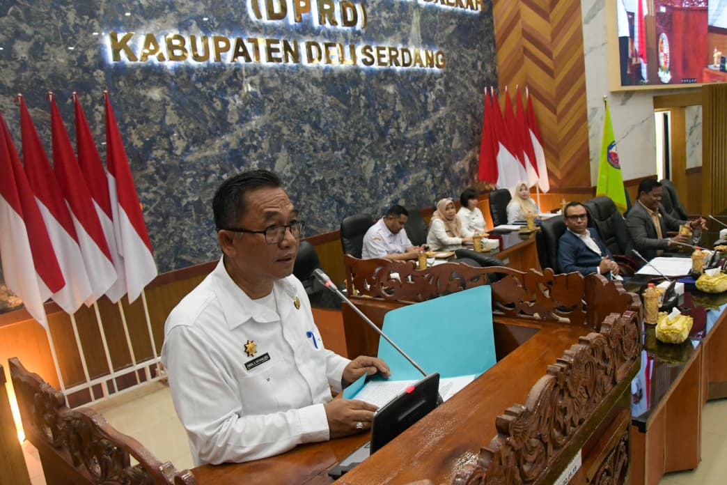 Asisten Pemerintahan dan Kesejahteraan Rakyat, Pemkab Deliserdang Drs Zainal Abidin Hutagalang, pada Rapat Paripurna Jawaban Bupati atas Pandangan Umum Fraksi-Fraksi. (BATARA/SUMUT POS)