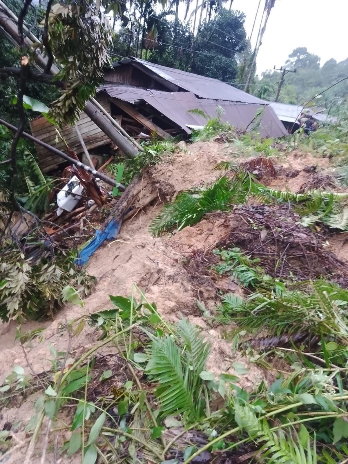 TERTIMBUN.: Rumah pasangan suami istri tewas usai material longsor dari tebing menimpa rumahnya, Rabu (26/11/2025) sekira pukul 5 pagi. (ISTIMEWA/SUMUT POS)