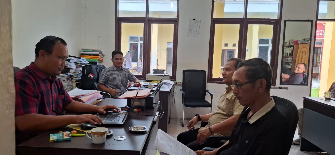 Tersangka menjalani pemeriksaan di Polres Simalungun. (PRA EVASI/SUMUT POS)