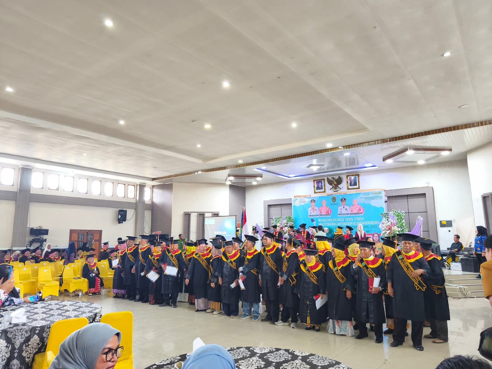 DPPKB Kabupaten Labuhanbatu Utara (Labura) menggelar wisuda Sekolah Lansia &ldquo;Sidaya&rdquo; Strata 1 bertema &ldquo;Lansia Sehat, Aktif, Produktif, dan Mandiri &rdquo;. ( Asri Tarigan / Sumut Pos )