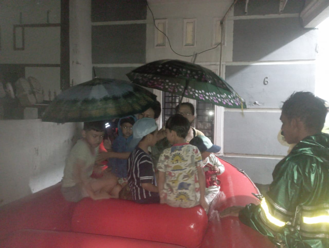 EVAKUASI: Personel BPBD melakukan evakuasi warga terdampak banjir. (Dok: BOBD Medan)