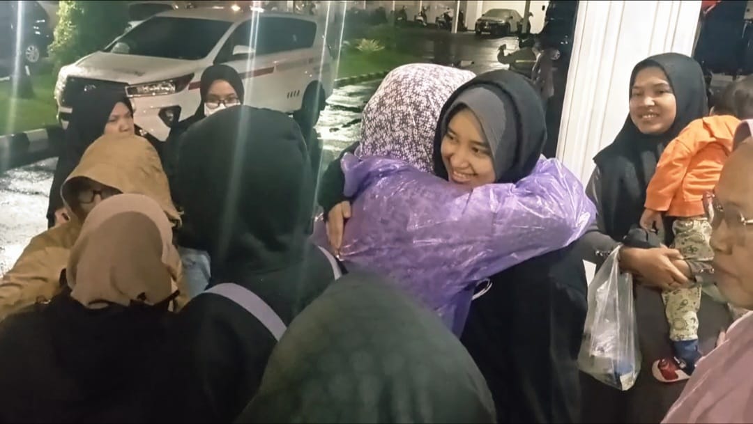 TANGIS: Siswa SMK Negeri 3 Padangsidimpuan menangis bertemu orang tua setelah terjebak longsor. (Dok: istimewa)