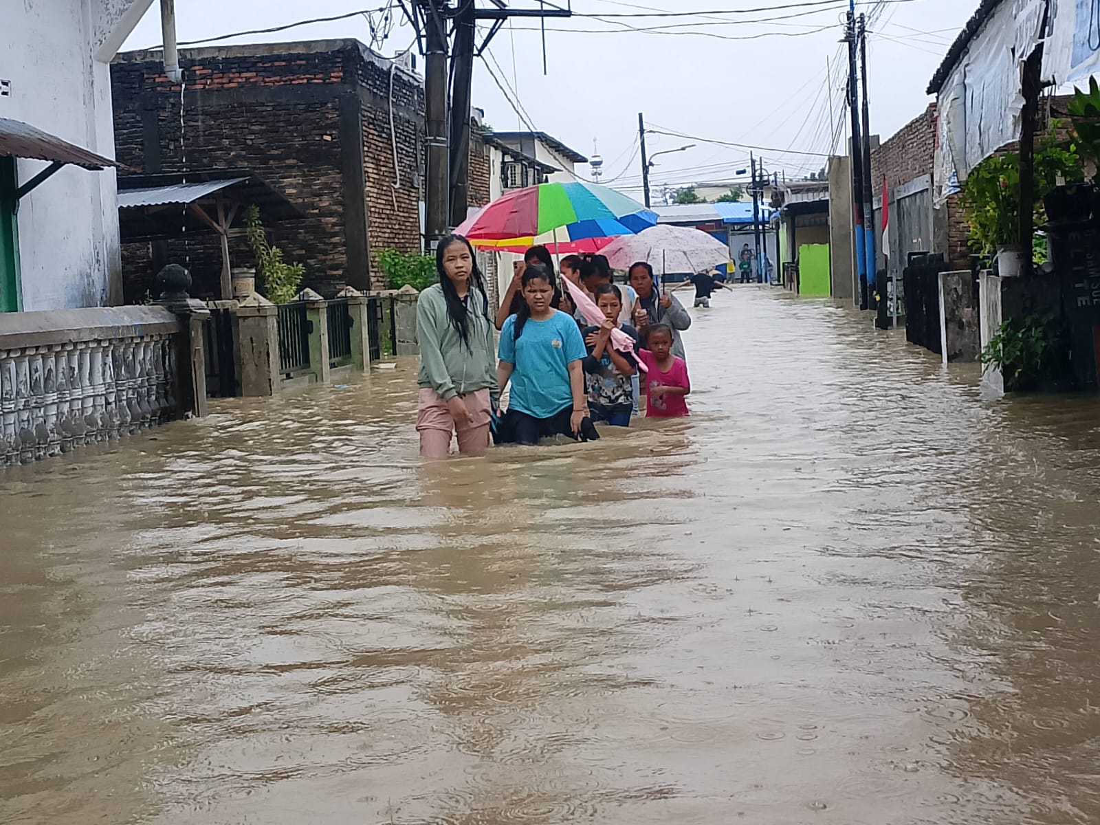 BANJIR: Hujan deras yang mengguyur Wilayah Sumatera Utara, sejak Senin 22- Kamis dini hari (27/11) membuat kawasan di Kecamatan Labuhan Deli, Kabupaten Deliserdang, terendam banjir. (Dok: istimewa)