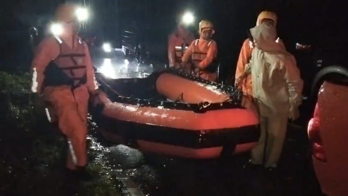 TIBA: Basarnas Medan saat tiba di Kecamatan Besitang, Langkat. (Dok: Istimewa/Sumut Pos)