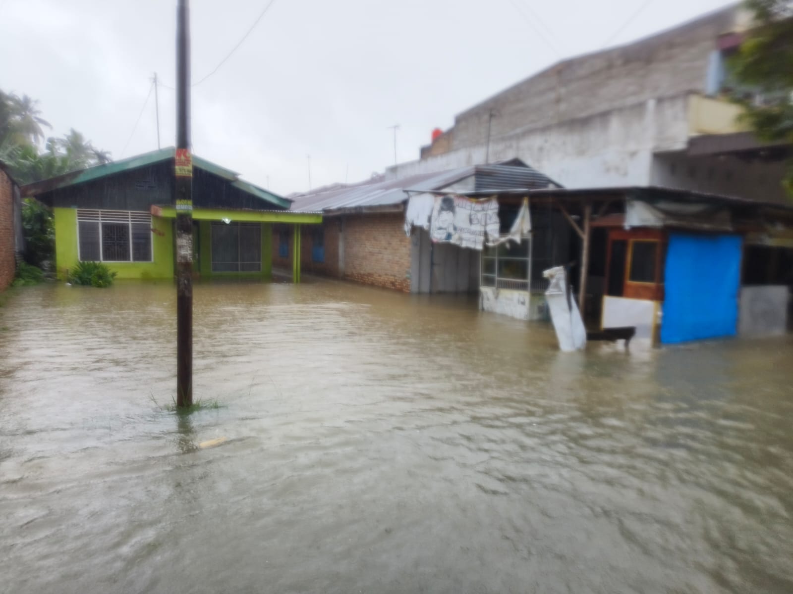 BANJIR: Rumah warga Kelurahan Tualang  terendam banjir karena Sungai Bahilang meluap, Kamis (27/11/2025). (Dok: Azan Purba/Sumut Pos)