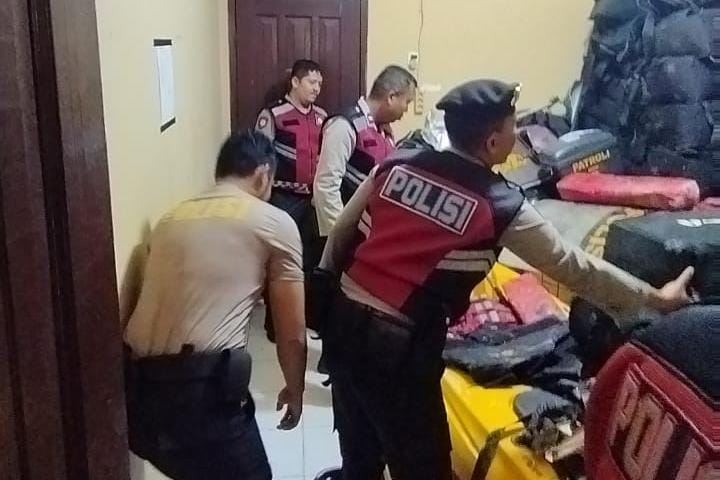 CEK: Kegiatan pengecekan dan persiapan peralatan tanggap bencana sebagai langkah antisipasi menghadapi potensi bencana alam (Dok: Fajar/Sumut Pos)