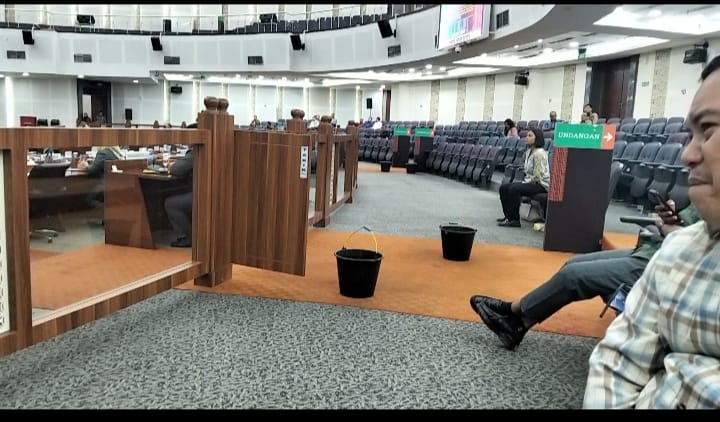 EMBER: Ruang Sidang Paripurna DPRD Sumut bocor akibat hujan deras. Ember terlihat Berserakan untuk menampung tetesan air saat Sidang Paripurna sedang berlangsung, Kamis (27/11/2025). (Dok: istimewa)