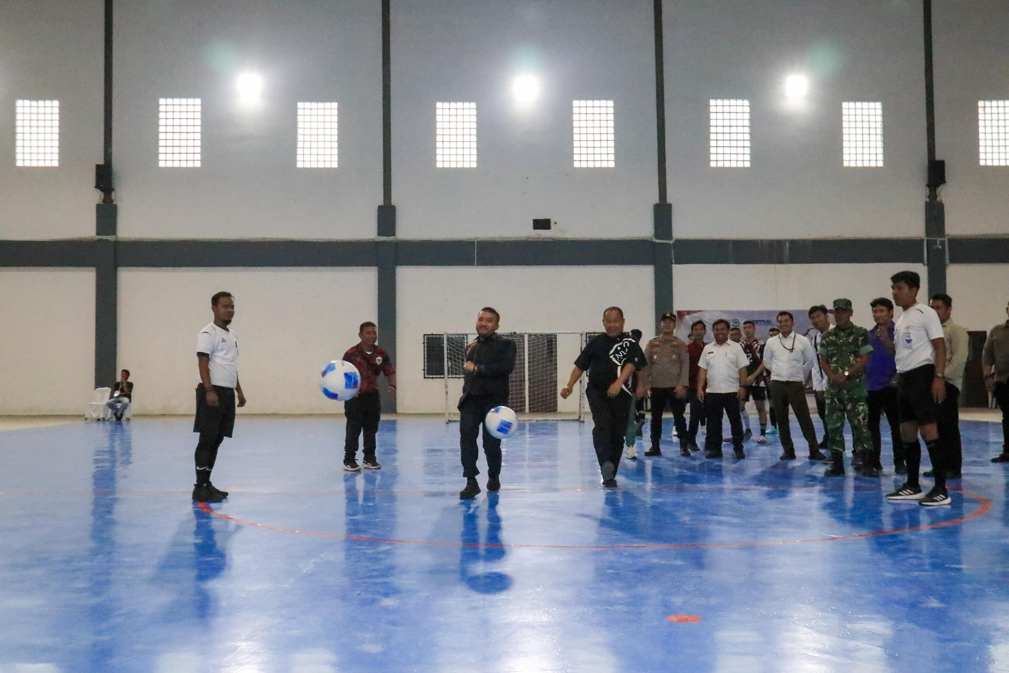 KEJUARAAN: Ketua DPRD Siantar Timbul Lingga menendang bola dalam pembukaan Kejuaraan Futsal Antar Mahasiswa.