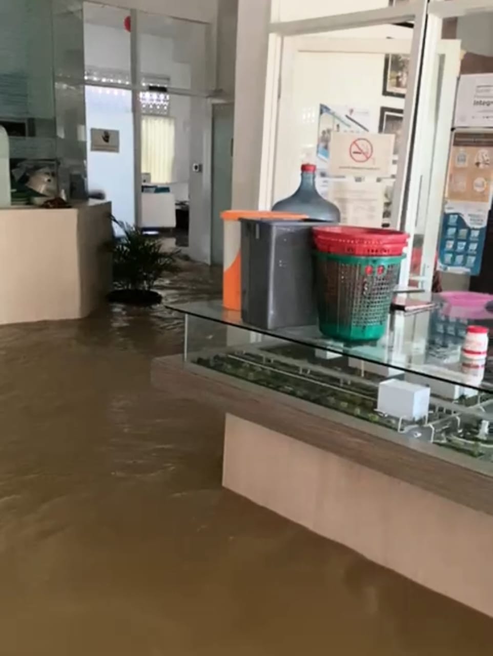 BANJIR: Ruang lobi kantor Dinas SDABMBK Kota Medan tergenang banjir, Kamis (27/11/2025). (Dok: istimewa)