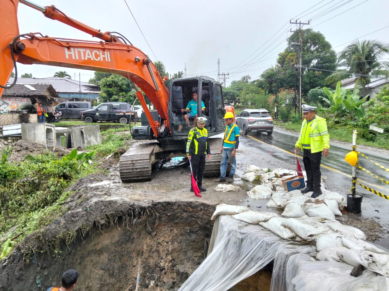 Perbaikan Jalinsum dusun Simpang Marbau, Labura KM 255-256 Medan - Rantauprapat. (fajar)