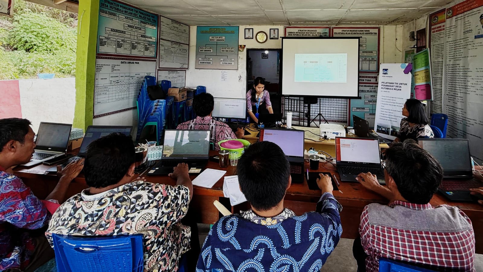 PELATIHAN: Pelatihan Teknologi Informasi dan Komunikasi (TIK) oleh Tim PkM Institut Teknologi Del di Desa Hutabulu Mejan. (Istimewa/Sumut Pos)