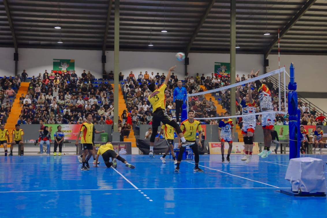 Suasana laga final pada Turnamen Bola Voli di GOR Pematangsiantar. (ISTIMEWA/SUMUT POS)