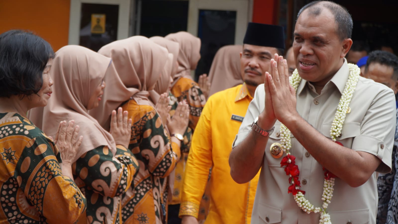 Mantan Pj Bupati Langkat, Faisal Hasrimy bersama mantan Kadisdik Langkat, Saiful Abdi saat pada sebuah kesempatan di SMP Negeri 1 Kecamatan Binjai. (Diskominfo Langkat/Sumut Pos)