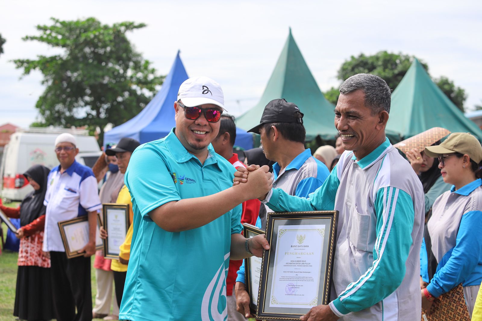 Wakil Bupati Batubara Syafrizal, S.E., M.AP saat serahkan penghargaan sejumlah  desa  saat memperingati Hari Kesehatan Nasional (HKN) ke-61. (KOMINFO/ BATUBARA/SUMUT POS)