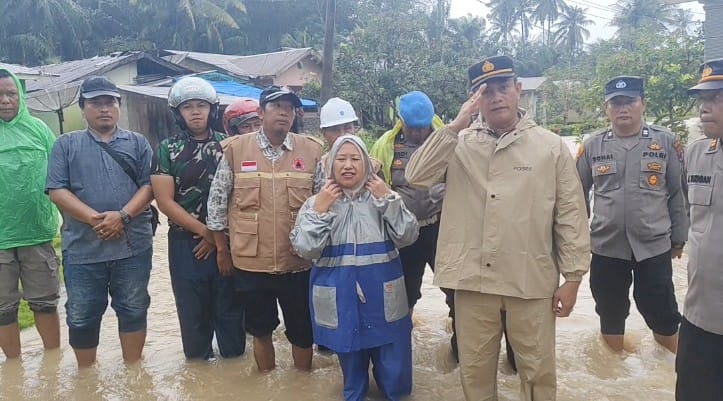 Kapolsek Bosar Maligas Iptu Sonni Silalahi Haloho saat melihat kondisi banjir. (PRA EVASI/SUMUT POS)