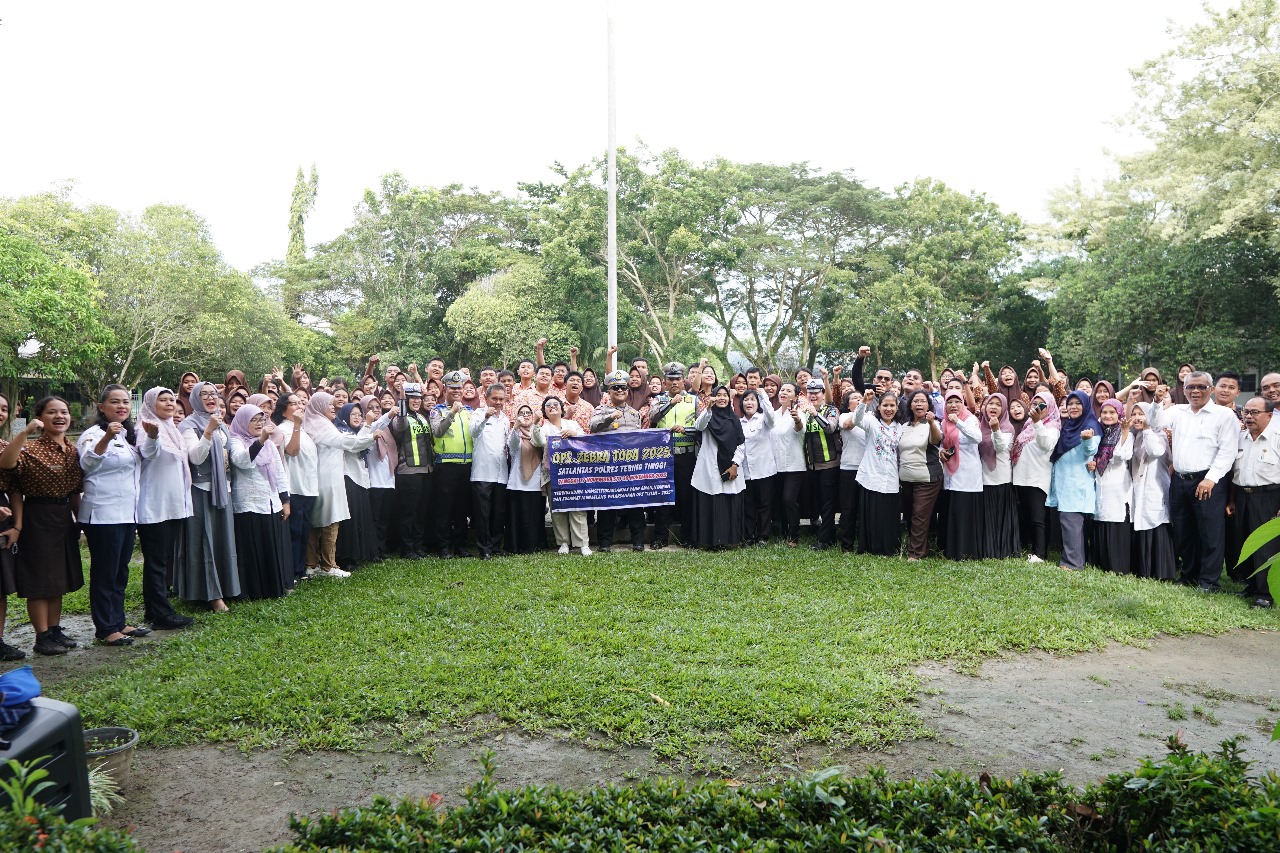Personel Sat Lantas Polres Tebing Tinggi bersama para guru dan siswa SMA Negeri 4 Tebing Tinggi berfoto bersama usai pelaksanaan sosialisasi Operasi Zebra Toba 2025. (AZAN PURBA/SUMUT POS)