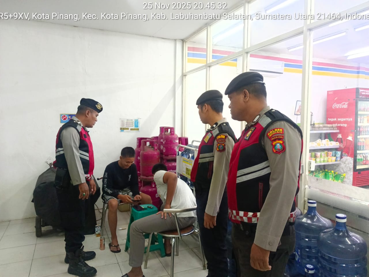 Personel Samapta Polres Labusel mneyambangi warga. (KHAIRUDDIN/SUMUT POS)