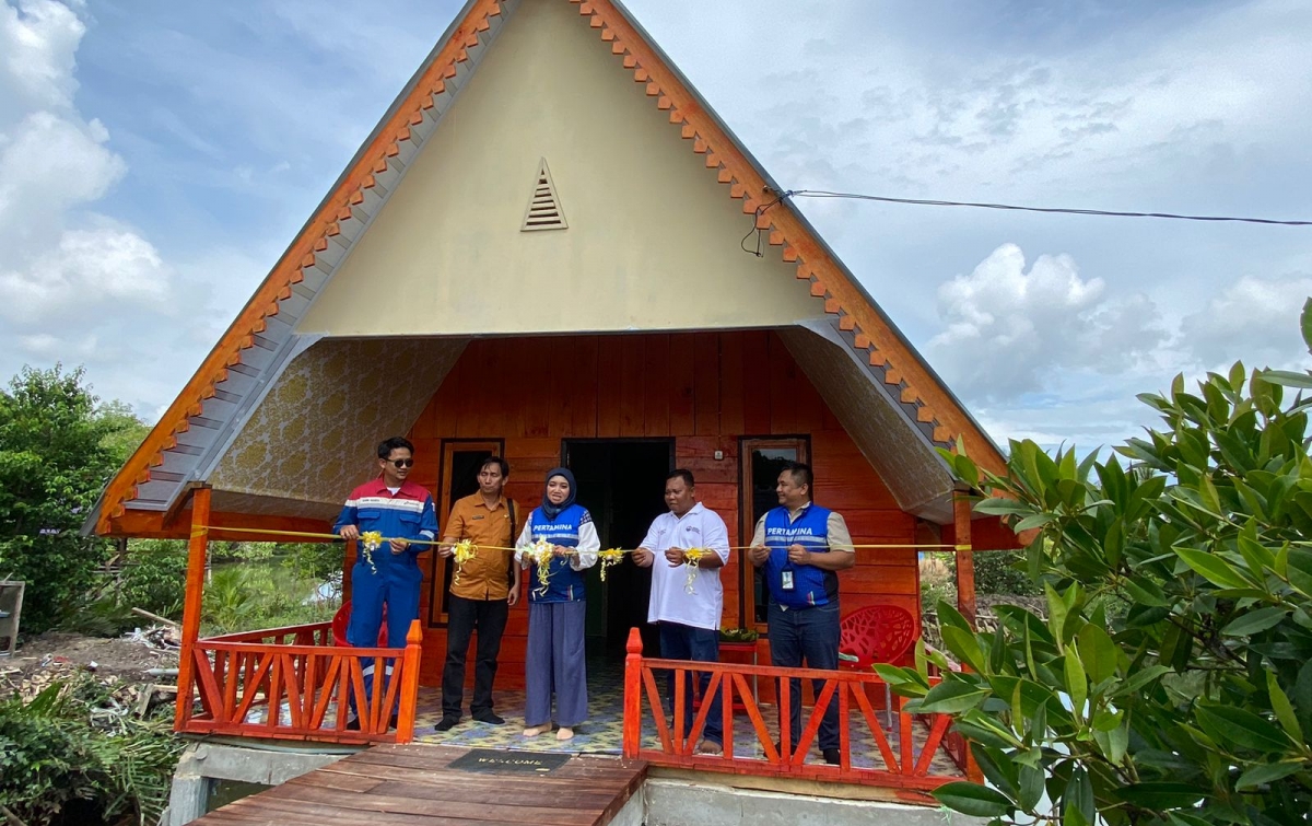 RESMI: VP Corporate Secretary Pertamina Hulu Rokan (PHR) Regional 1, Eviyanti Rofraida, Field Manager Pertamina EP Pangkalan Susu, Edwin Susanto resmikan guest house di Desa Rawa, Langkat. (Dok: ist)