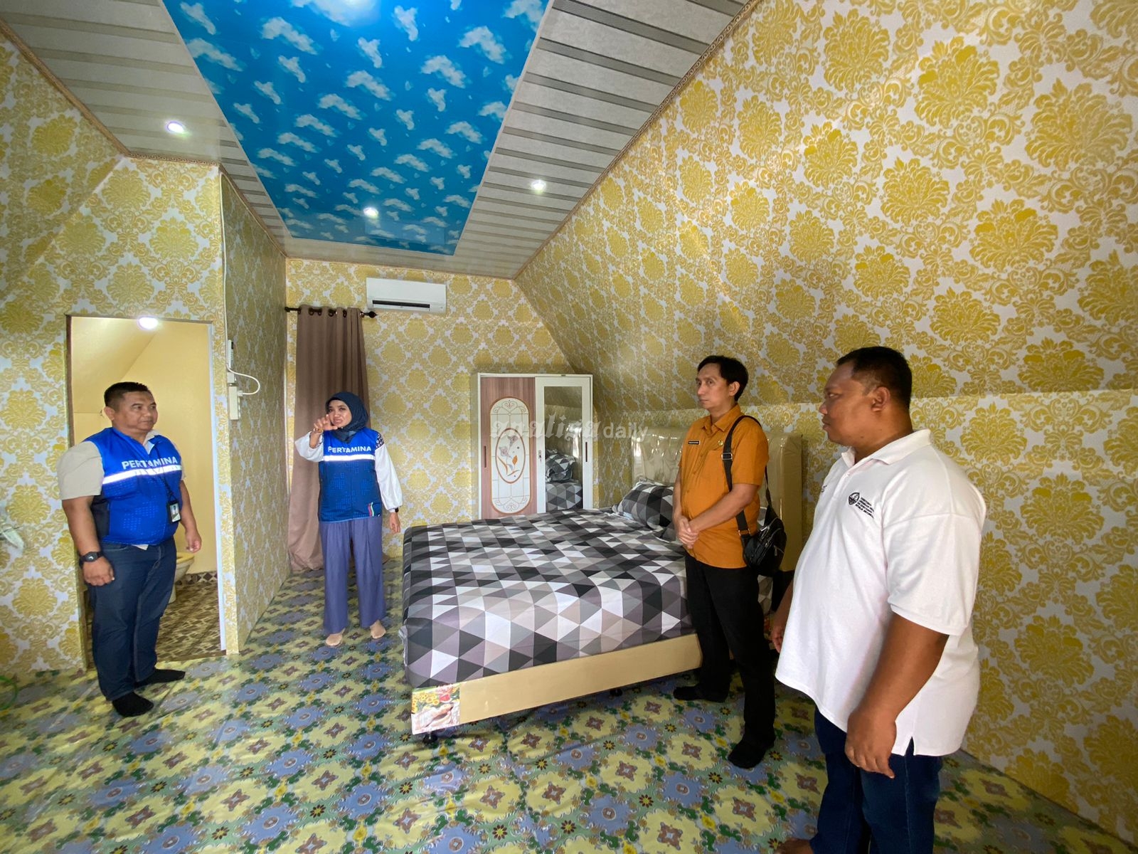 GUEST HOUSE: VP Corporate Secretary Pertamina Hulu Rokan (PHR) Regional 1, Eviyanti Rofraida, saat melihat isi dalam guest house. (Dok: istimewa)