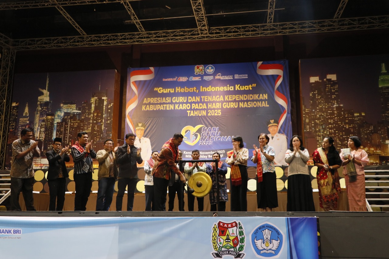 LUNCURKAN : Country Head,&nbsp;Tanoto Foundation Inge Sanitasia Kusuma bersama Sekda Kabupaten. Karo Gelora Kurnia Putra Ginting, bersama meluncurkan Sistem Informasi Pengawas Sekolah.