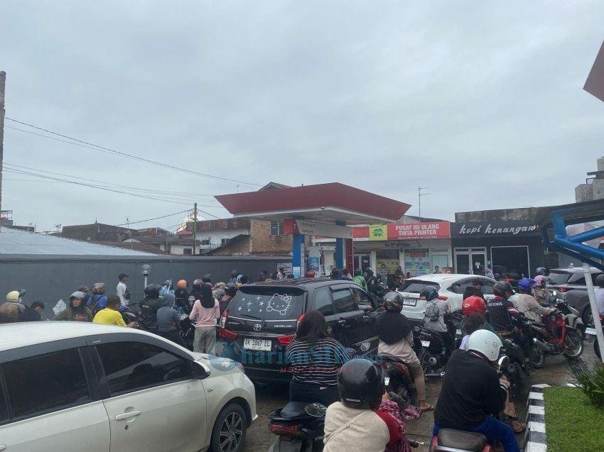 ANTRE: Pemilik kendaraan mengantre untuk mengisi BBM di SPBU di Jalan Sisingamangaraja Medan, Jumat (28/11/2025). (Dok: istimewa)