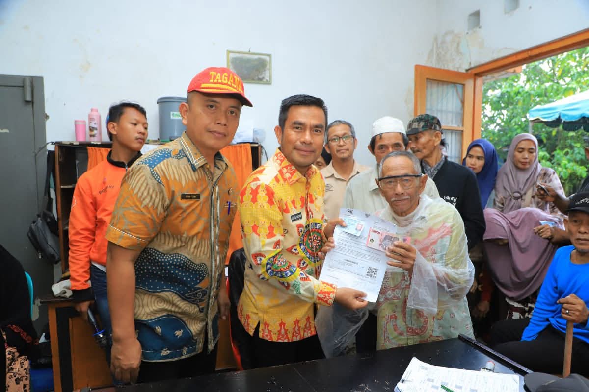 Wakil Bupati (Labura) Dr. H. Samsul Tanjung, S.T., M.H., didampingi Kadis Sosial Jhon Fery, menyalurkan Bantuan Langsung Tunai Sementara (BLTS) kepada masyarakat di Kantor Pos Aek Kanopan.