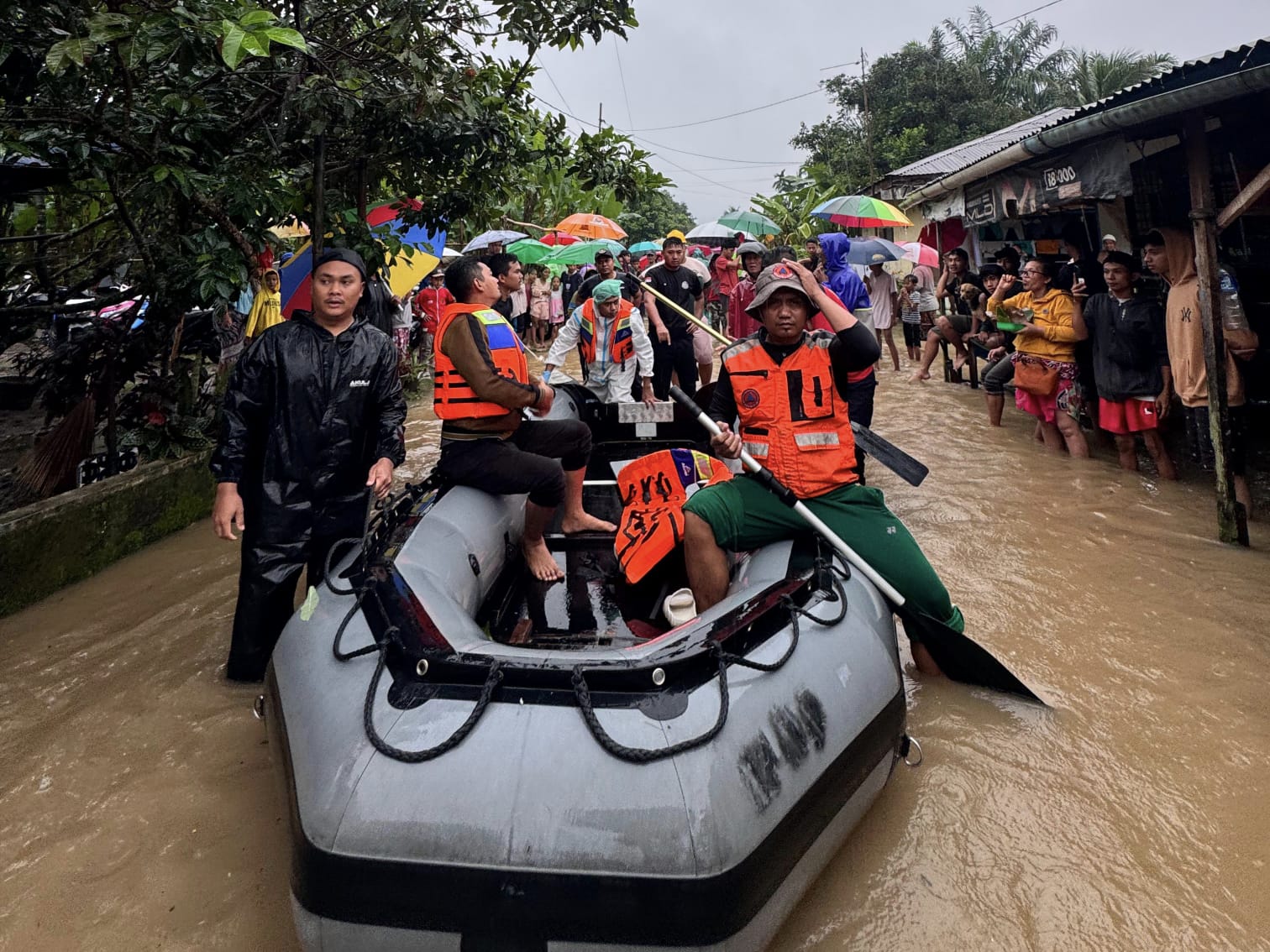 BPBD Binjai saat melakukan evakuasi masyarakat yang terdampak banjir. (Istimewa/Sumut Pos)
