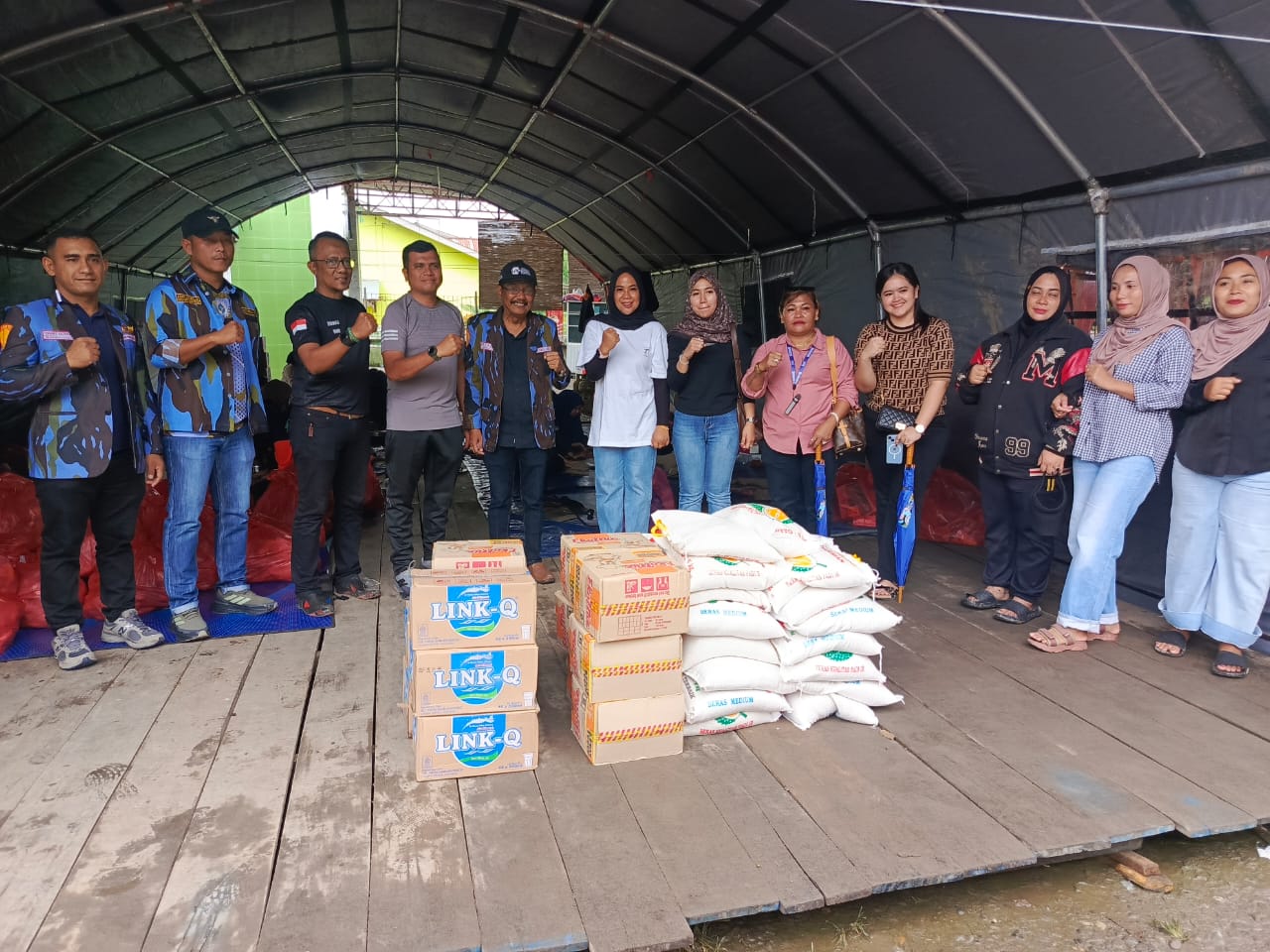 Kolaborasi DPD IPK dengan Anggota DPRD Binjai salurkan bantuan kemanusiaan kepada korban banjir. (Istimewa/Sumut Pos)