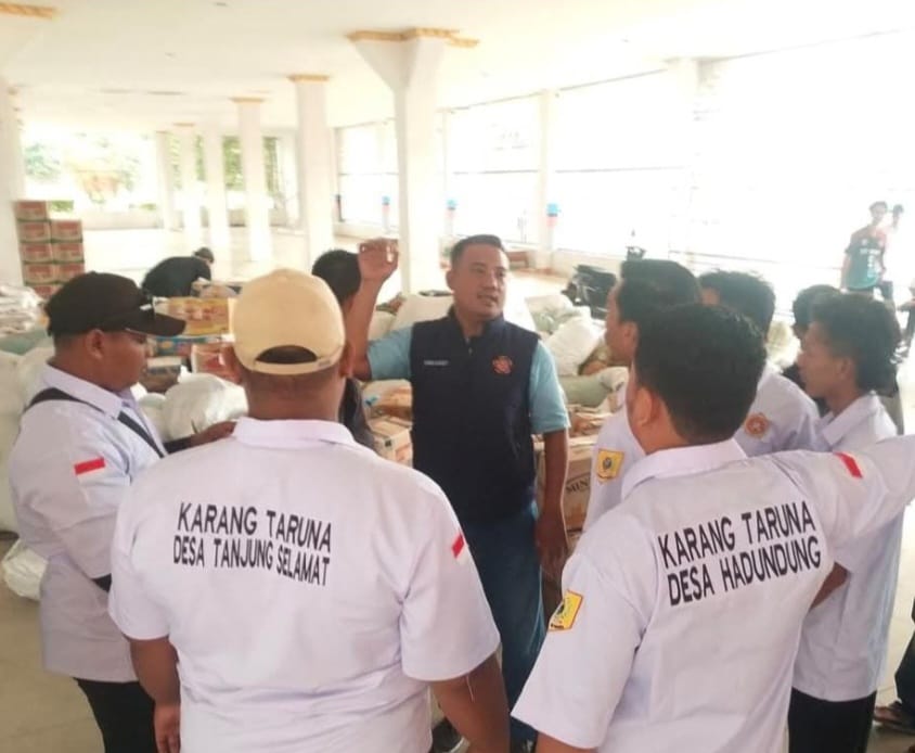Karang Taruna Labusel menyalurkan bantuan kepada korban banjir di Taput. (KHAIRUDDIN/SUMUT POS)