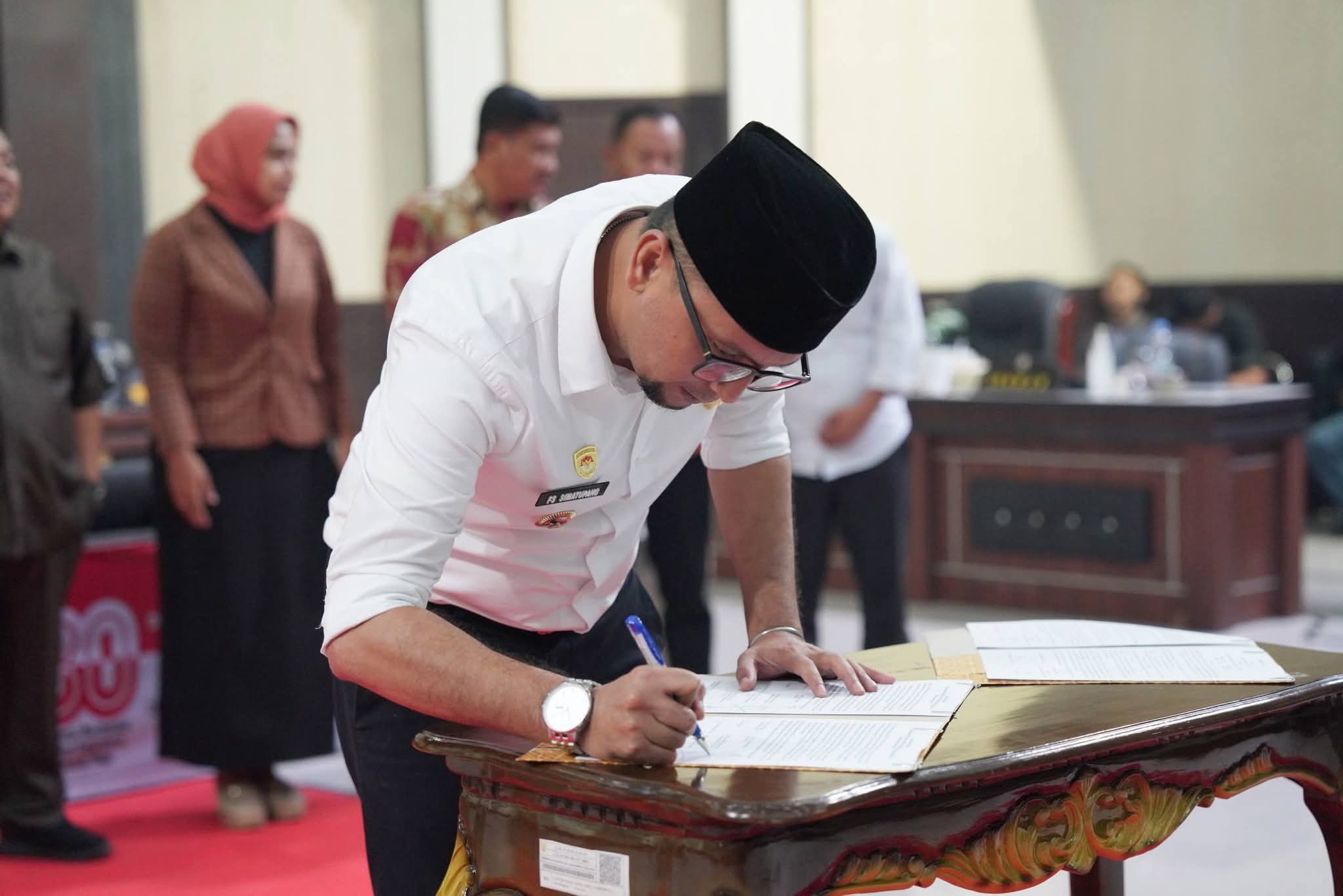 Bupati Labusel, Feri Saputra simatupang menandatangani  berita acara penetapan Propemperda Tahun 2026 serta persetujuan bersama Rancangan Peraturan Daerah tentang APBD Tahun Anggaran 2026.