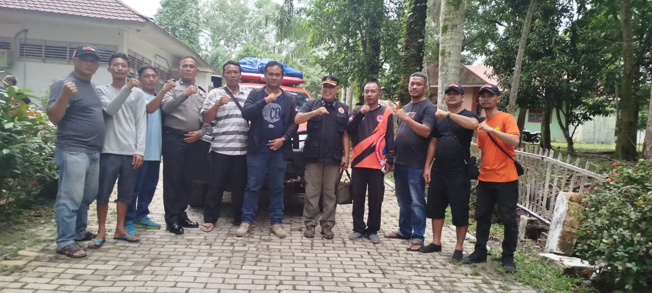 Tim BPBD, Anggota DPRD Labuhanbatu dan Keluarga korban berangkat ke lokasi musibah tanah longsor Taput (Fajar/ Sumut Pos)