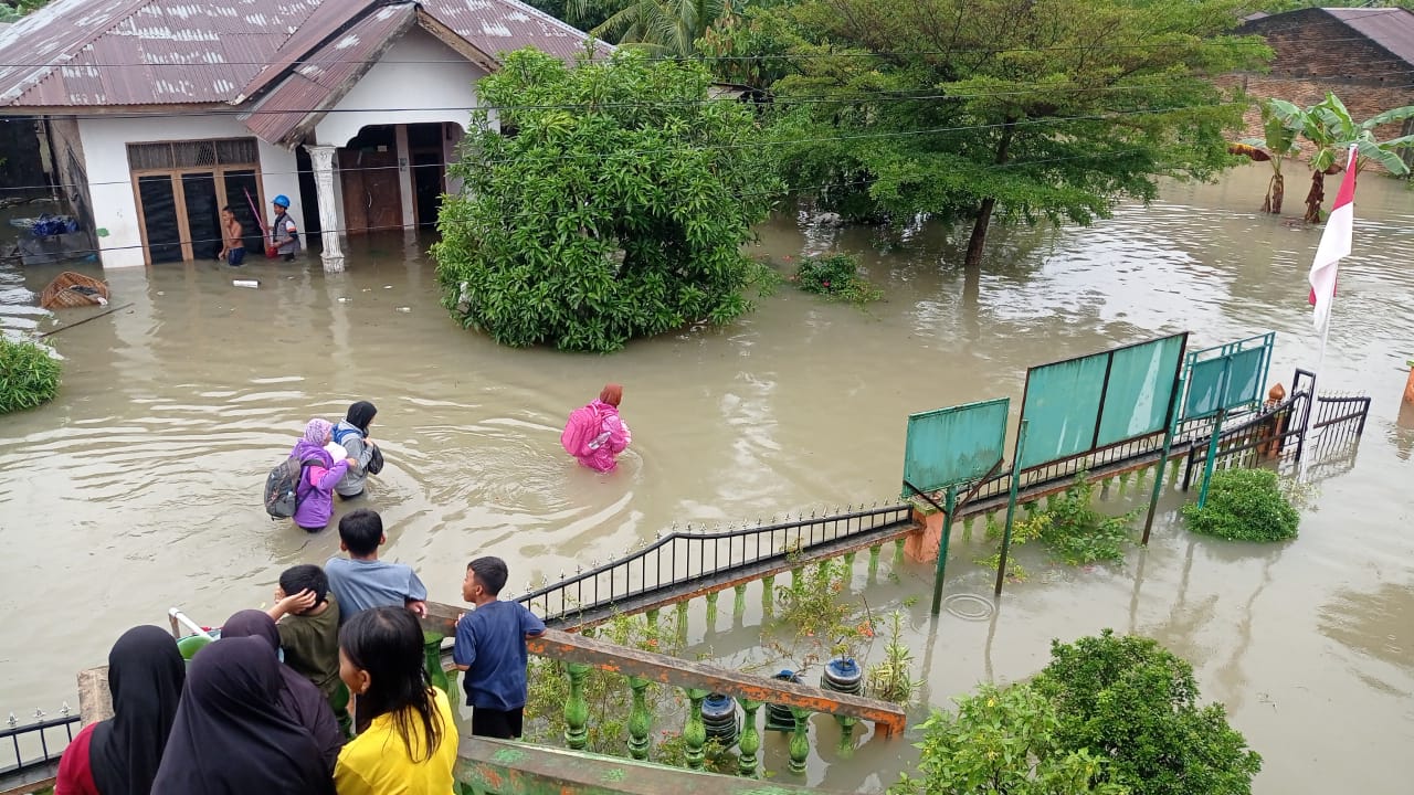 Masyarakat Kecamatan Padangtualang, Langkat evakuasi mandiri tanpa sentuhan pemerintah. (ISTIMEWA/SUMUT POS)