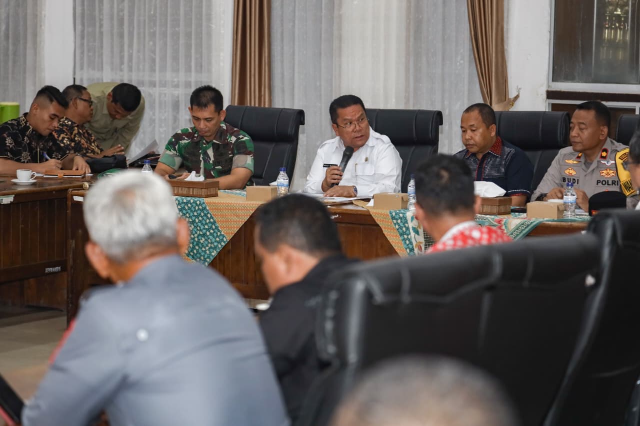 Suasana pertemuan Forkominda dan jajaran OPD Pemko Siantar dalam membahas membuat posko siaga di kecamatan. (ISTIMEWA/SUMUT POS)