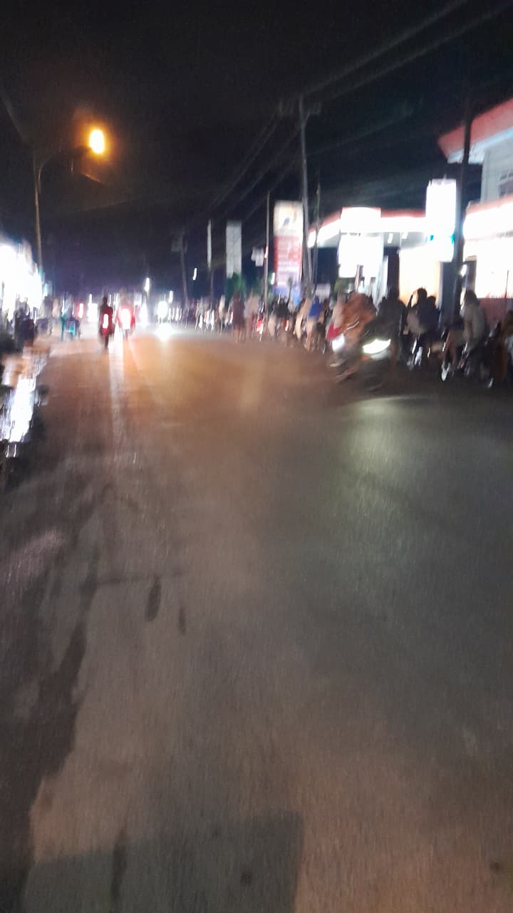 Antrean warga membeli bbm di salah satu SPBU di Padangsidimpuan. (Subanta Rampang Ayu/Sumut Pos)