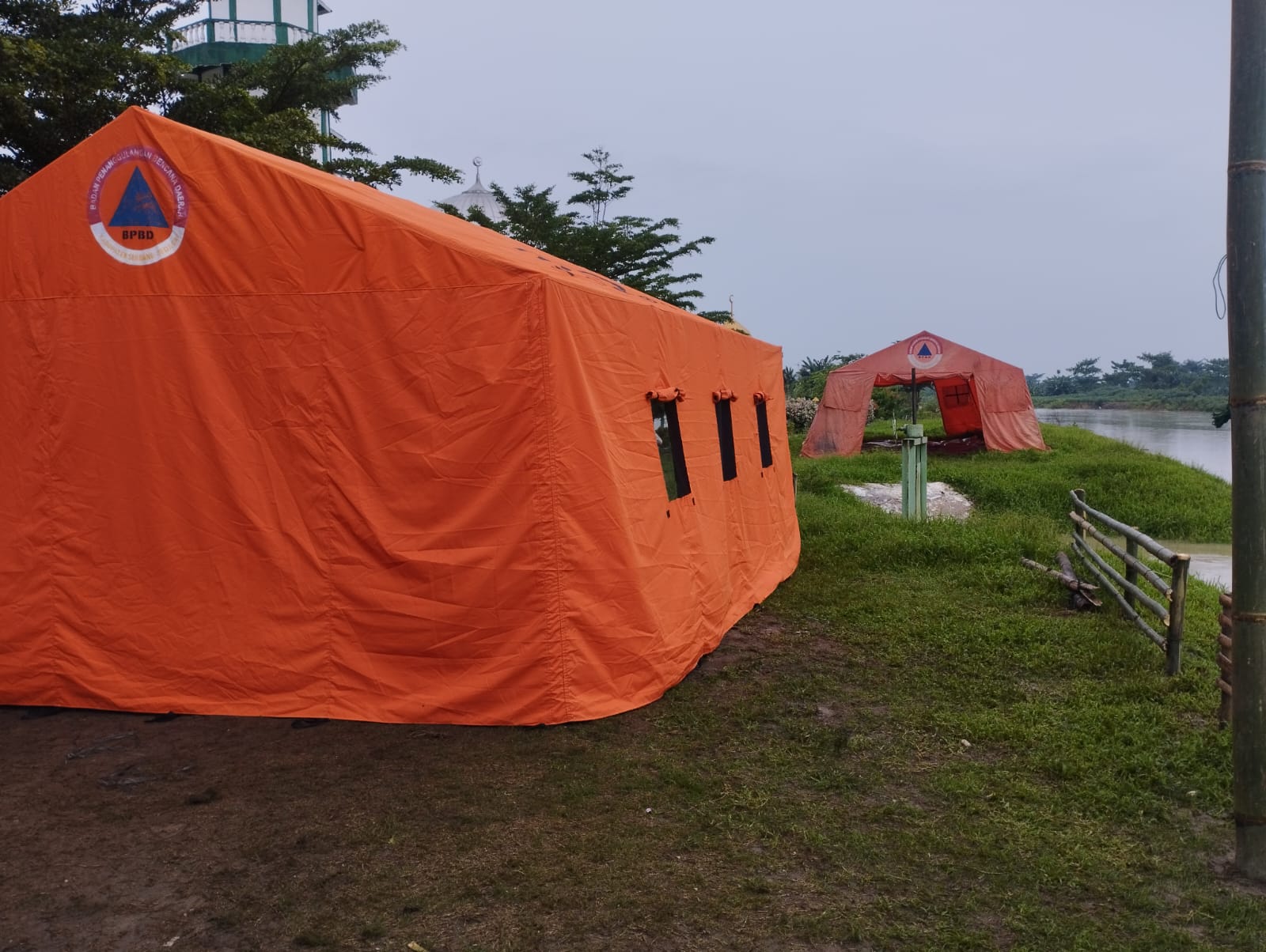 TENDA: BPBD Sergai menyiapkan tenda untuk korban yang terdampak banjir di Kecamatan Sei Rampah. (Dok: Fadli/Sumut Pos)