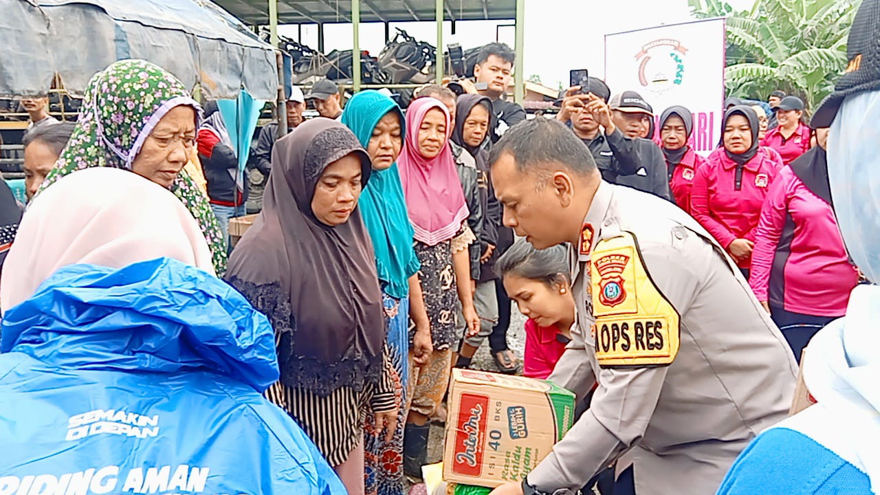 SEMBAKO:  Kapolres Sergai AKBP Jhon Hery Sitepu saat berikan langsung bantuan sembako ke warga desa Sei buluh. (Dok: Fadli/ Sumut Pos)