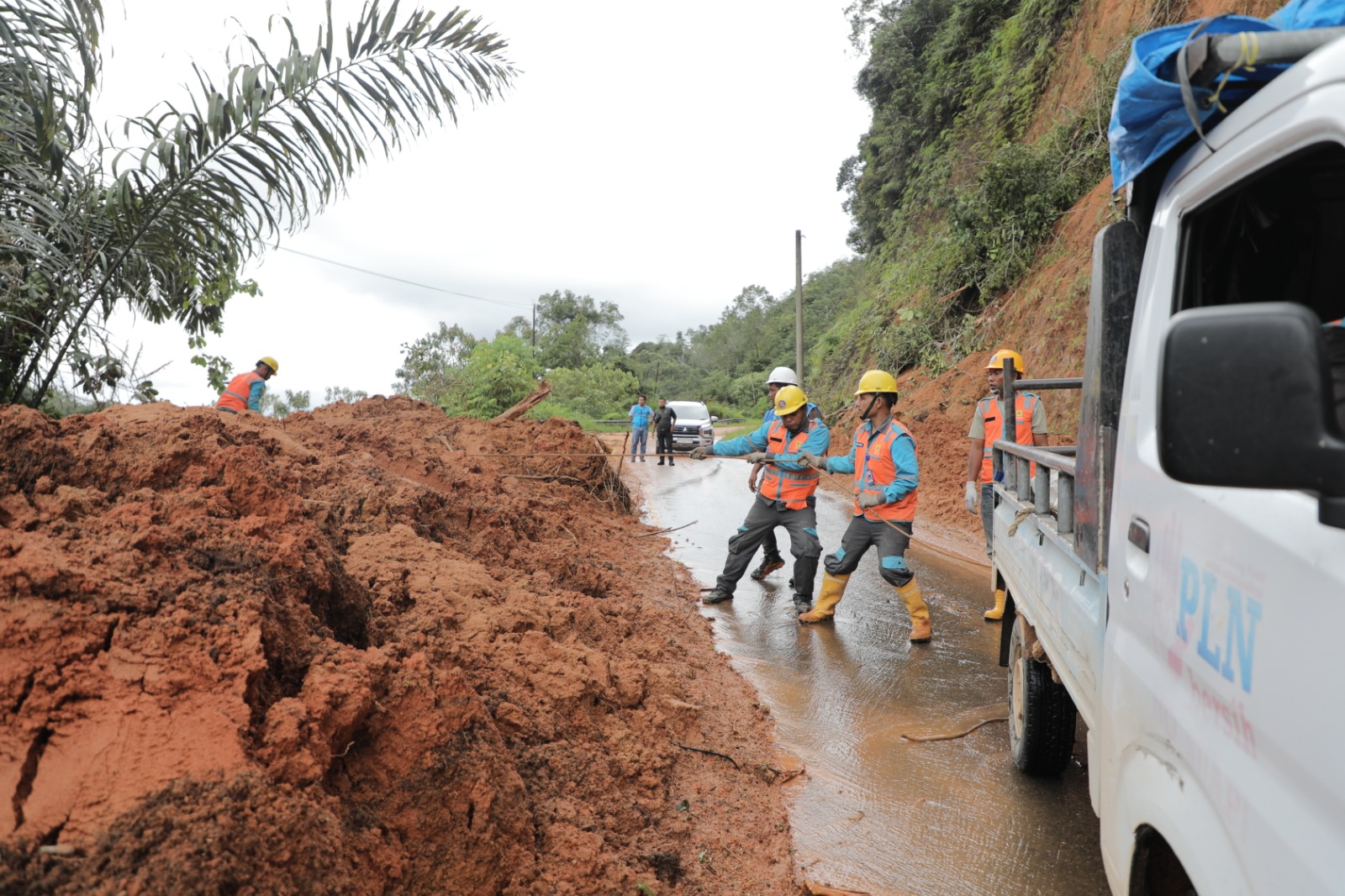 JARINGAN: Petugas ULP Tarutung melakukan perbaikan jaringan pada jalur Tarutung Sibolga (28/11). (Dok: PLN)